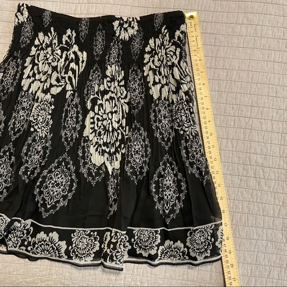 White House Black Market Black And Cream Floral Skirt XS - Picture 4 of 7